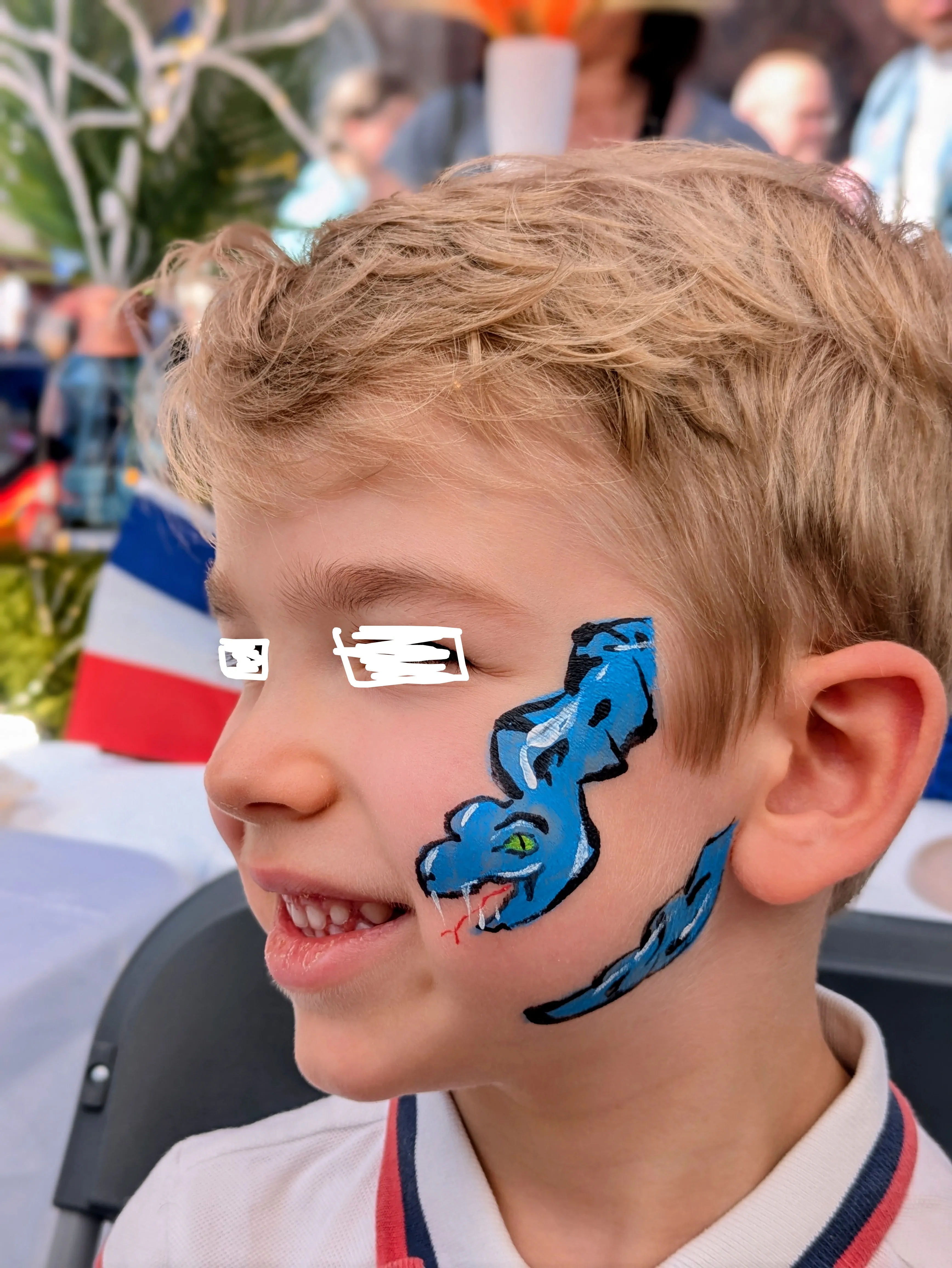 Maquillage artistique serpent réalisé sur un garçon